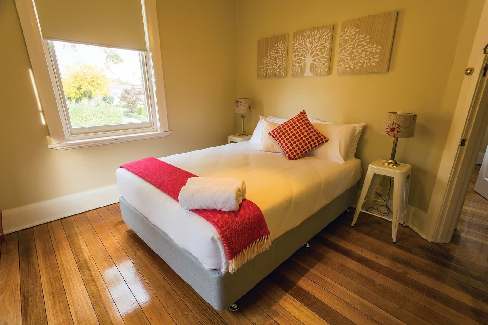 MONTACUTE BOUTIQUE BUNKHOUSE — Battery Point, Tasmania